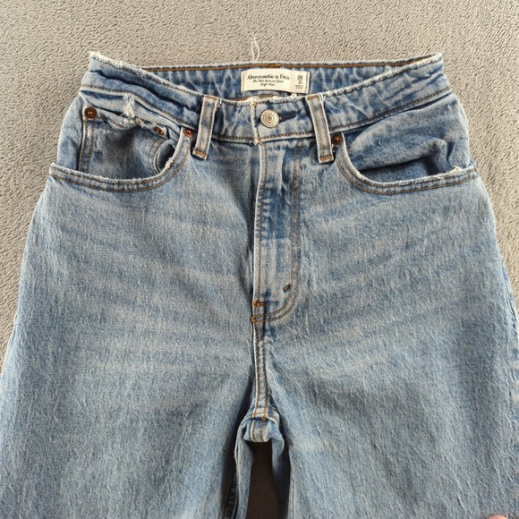 Abercrombie & Fitch 90s Relaxed Jeans Womens 26x30 Blue Light Wash High Rise - Picture 2 of 12